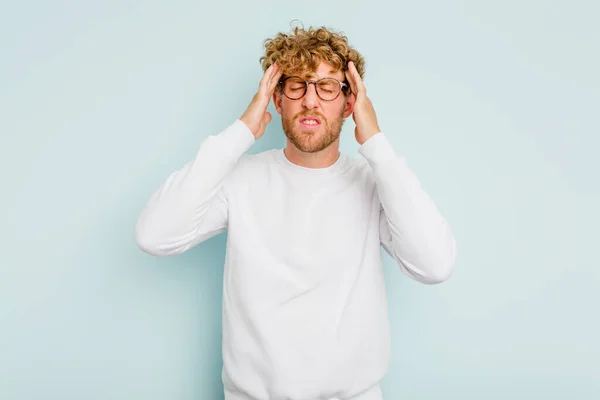 Junger Kaukasischer Mann Auf Blauem Hintergrund Isoliert Berührt Schläfen Und — Stockfoto