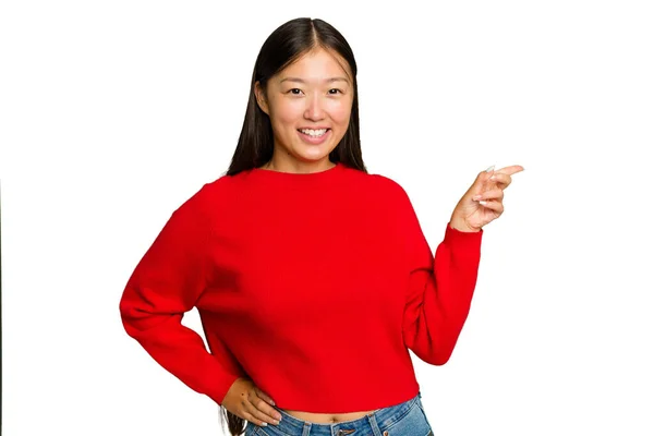 Jong Aziatische Vrouw Geïsoleerd Groen Chroma Achtergrond Glimlachen Vrolijk Wijzend — Stockfoto