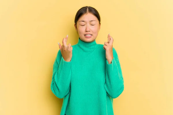 Jovem Mulher Asiática Isolada Fundo Amarelo Cruzando Dedos Para Ter — Fotografia de Stock