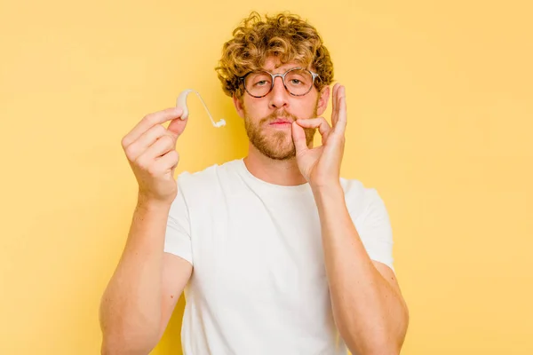Young Caucasian Man Wearing Hearing Aid Isolated Yellow Background Fingers — Stock Photo, Image