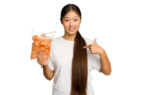 Joven Mujer Asiática Sosteniendo Crips Aislado Verde Croma Fondo Persona — Foto de Stock