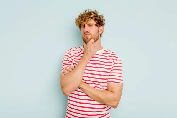 Young Caucasian Man Isolated Blue Background Thinking Looking Being Reflective — Stock Photo, Image