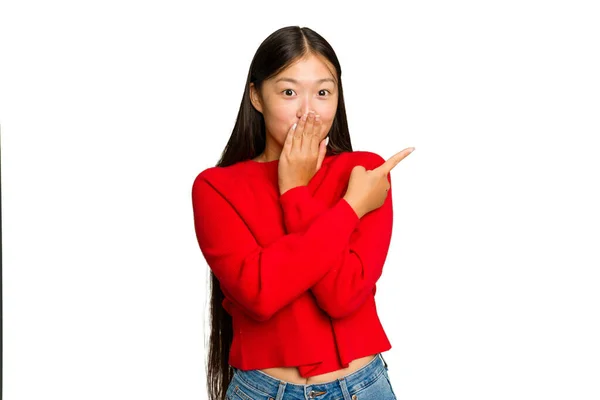 Jong Aziatische Vrouw Geïsoleerd Groen Chroma Achtergrond Wijzend Naar Zijkant — Stockfoto