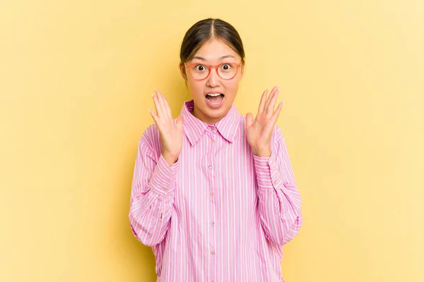 Jonge Aziatische Vrouw Geïsoleerd Gele Achtergrond Vieren Van Een Overwinning — Stockfoto