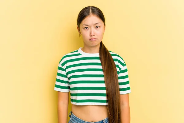 Ung Asiatisk Kvinna Isolerad Gul Bakgrund Ledsen Allvarligt Ansikte Känna — Stockfoto