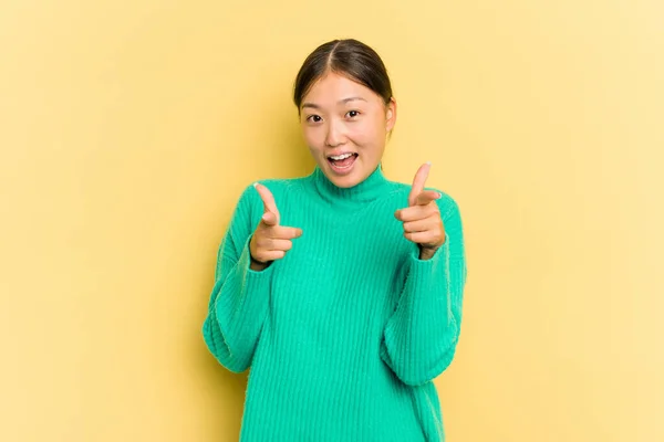 Jovem Mulher Asiática Isolada Fundo Amarelo Sorrisos Alegres Apontando Para — Fotografia de Stock