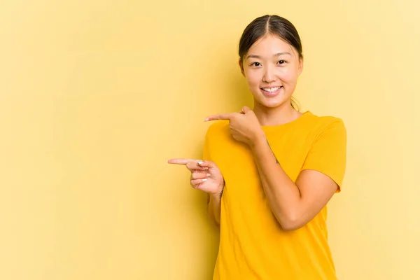 Jovem Mulher Asiática Isolada Fundo Amarelo Animado Apontando Com Dedos — Fotografia de Stock
