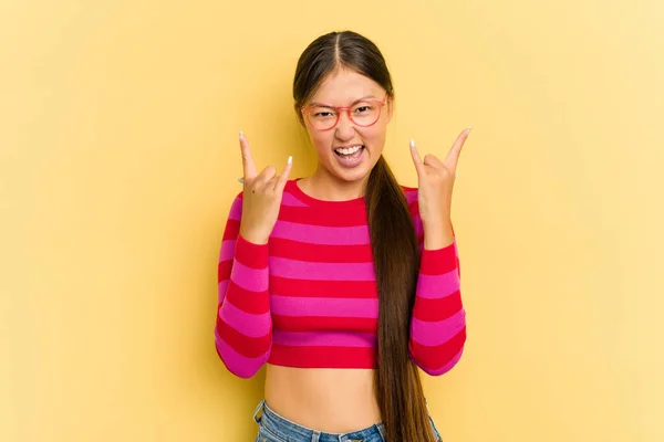 Jeune Femme Asiatique Isolée Sur Fond Jaune Montrant Geste Cornes — Photo