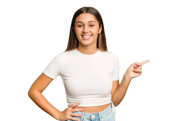 Joven Mujer India Aislado Recorte Retiro Fondo Sonriendo Alegremente Señalando — Foto de Stock