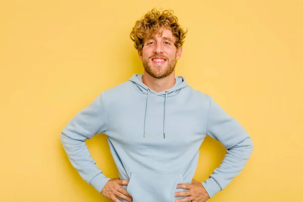 Young Caucasian Man Isolated Yellow Background Confident Keeping Hands Hips — Stock Photo, Image