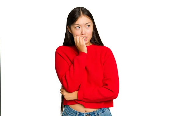 Mujer Asiática Joven Aislada Sobre Fondo Croma Verde Mordiendo Las — Foto de Stock