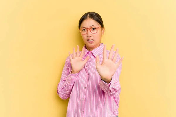 Joven Mujer Asiática Aislada Sobre Fondo Amarillo Siendo Sorprendida Debido —  Fotos de Stock