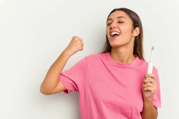 Jovem Indiana Mulher Escovação Dentes Isolado Branco Fundo Levantando Punho — Fotografia de Stock