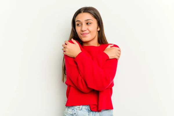 Mulher Indiana Jovem Isolado Abraços Fundo Branco Sorrindo Despreocupado Feliz — Fotografia de Stock