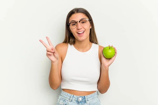 Jovem Indiana Segurando Uma Maçã Isolada Fundo Branco Alegre Despreocupada — Fotografia de Stock