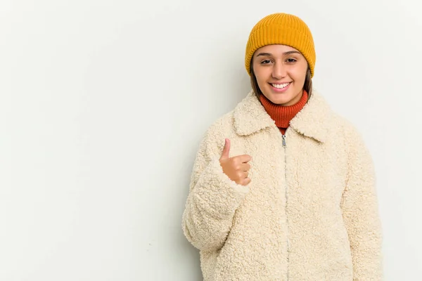 Jovem Indiana Usando Casaco Inverno Isolado Fundo Branco Sorrindo Levantando — Fotografia de Stock