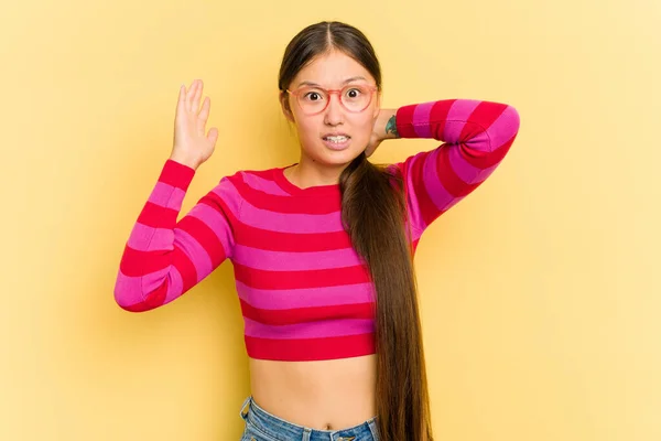 Молода Жінка Азії Ізольована Жовтому Фоні Люттю — стокове фото