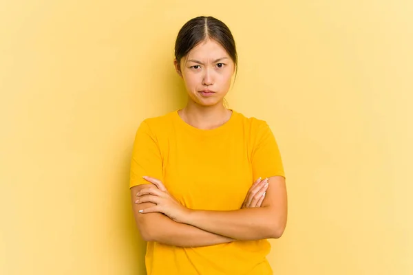 Junge Asiatin Isoliert Auf Gelbem Hintergrund Runzelt Vor Unmut Die — Stockfoto