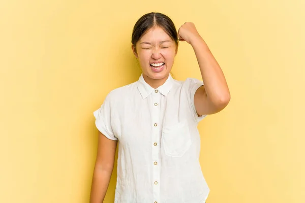 Mladá Asijská Žena Izolované Žlutém Pozadí Slaví Vítězství Vášeň Nadšení — Stock fotografie