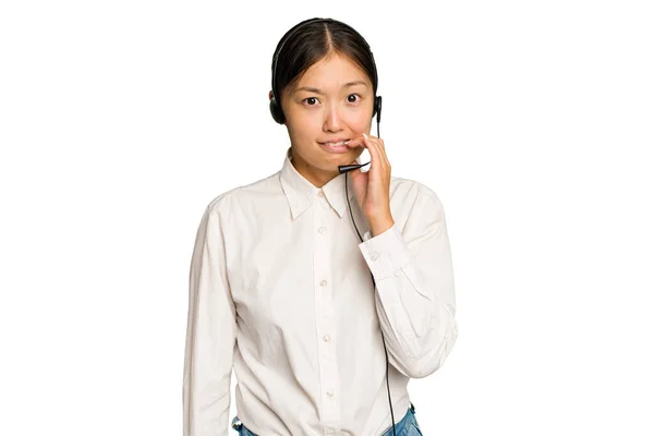 亚洲妇女 头戴绿色背景的耳机 带着焦虑不安地咬着指甲 工作时神经紧张 — 图库照片
