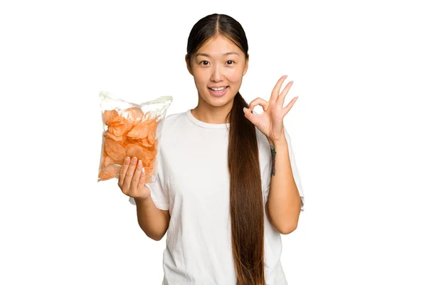 Young Asian Woman Holding Crips Isolated Green Chroma Background Cheerful — Stock Photo, Image