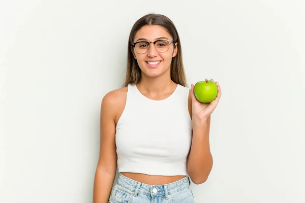 Junge Indische Frau Hält Einen Apfel Isoliert Auf Weißem Hintergrund — Stockfoto