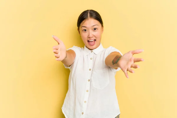 Sarı Arka Planda Izole Edilmiş Genç Asyalı Kadın Kameraya Sarıldığı — Stok fotoğraf