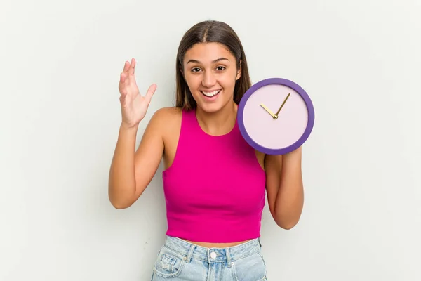 Mujer India Joven Sosteniendo Reloj Aislado Sobre Fondo Blanco Recibiendo —  Fotos de Stock