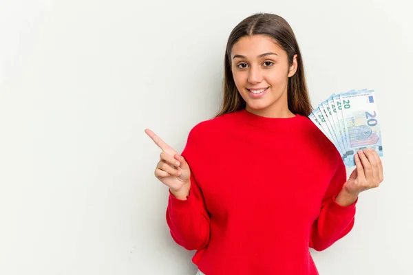 Jovem Indiana Segurando Uma Nota Isolada Fundo Branco Sorrindo Apontando — Fotografia de Stock