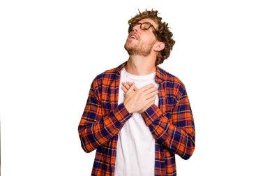 Yeşil krom arka planda izole genç beyaz adam, dost bir ifadeye sahip, avuçlarını göğsüne bastırıyor. Aşk konsepti.