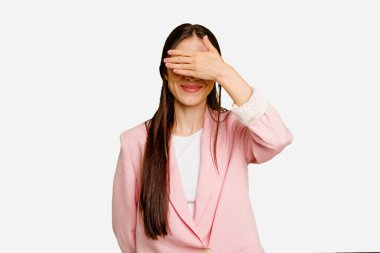 Kafkasyalı, uzun saçlı, yalıtılmış genç bir kadın elleriyle gözlerini kapatıyor. Gülümsüyor ve bir sürpriz bekliyor..