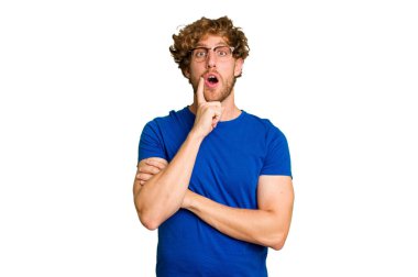 Yeşil krom arka planda izole edilmiş genç beyaz adam harika bir fikre sahip, yaratıcılık kavramı..