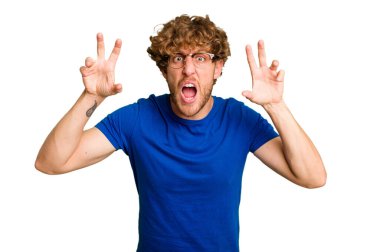 Yeşil krom arka planda izole genç beyaz adam pençelerinin kedi taklidi yaptığını gösteriyor, agresif bir hareket..