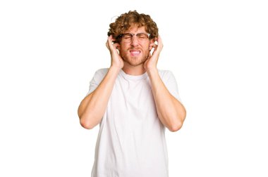 Yeşil krom arka planda izole edilmiş genç beyaz adam kulaklarını elleriyle kapatıyor..