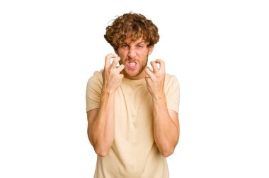 Yeşil krom arka planda izole edilmiş genç beyaz adam gergin elleriyle çığlık atıyor..