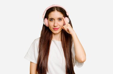 Kulaklık takan genç, beyaz bir kadın tapınağı parmağıyla işaret ediyor, düşünüyor ve bir göreve odaklanıyor..