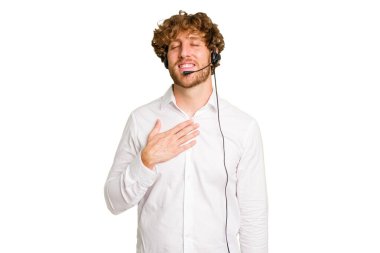 Tele pazarlamacı yeşil renkli arka planda izole edilmiş bir kulaklıkla çalışıyor..