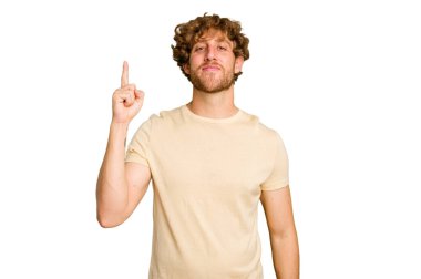 Yeşil krom arka planda izole genç beyaz adam parmak ile bir numara gösteriyor.