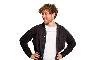 Kafkasyalı genç adam yeşil krom arka planda izole edilmiş. Kendine güvenen, ellerini kalçasında tutan..