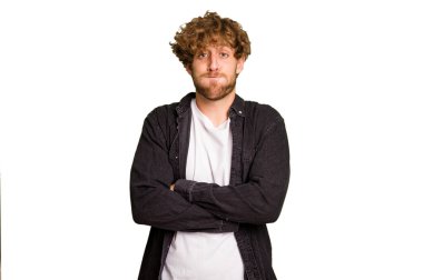 Yeşil krom arka planda izole edilmiş genç beyaz adam yanakları patlatıyor, yorgun bir ifade takınıyor. Yüz ifadesi kavramı.