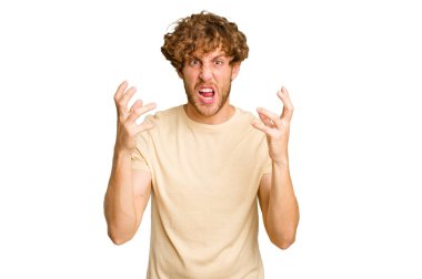 Yeşil krom arka planda izole edilmiş genç beyaz adam öfkeyle bağırıyor..