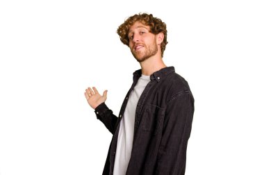 Yeşil krom arka planda izole edilmiş beyaz bir adam hoş bir ifade sergiliyor..