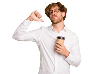 Beyaz arka planda izole bir şekilde kahve içmek için elinde kahve tutan beyaz bir adam gururlu ve kendinden emin hissediyor, örnek olarak..