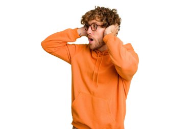 Genç beyaz adam yeşil renkli arka planda izole edilmiş bağırıyor, çok heyecanlı, tutkulu, bir şeyden memnun..