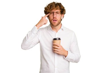 Beyaz arka planda izole bir şekilde kahve almak için elinde kahve tutan beyaz bir adam işaret parmağıyla yaptığı hayal kırıklığı jestini gösteriyor..