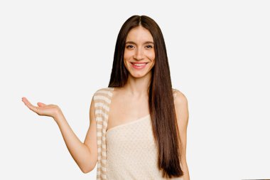 Kafkasyalı, uzun saçlı bir kadın avucunun içinde bir fotokopi alanı gösteriyor ve belinde bir el daha tutuyor..