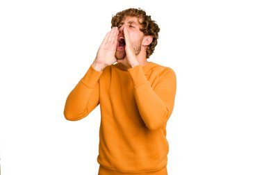 Genç beyaz adam yeşil krom arka planda izole edilmiş ve heyecanlı bir şekilde bağırıyor..