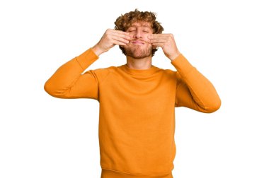 Kafkasyalı genç adam yeşil krom arka planda iki seçenek arasında kuşkulanıyor..