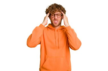 Genç beyaz adam yeşil krom arka planda izole edilmiş tapınaklara dokunuyor ve baş ağrısı çekiyor..