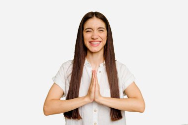 Kafkasyalı, uzun saçlı bir kadın. El ele tutuşup dua ediyor. Kendine güveniyor..